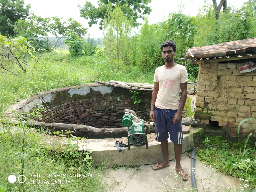अविनाश ताना भगत पिता डाले ताना भगत को pump set
